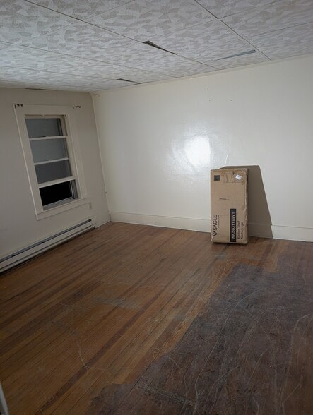 Living room - 212 Howard St