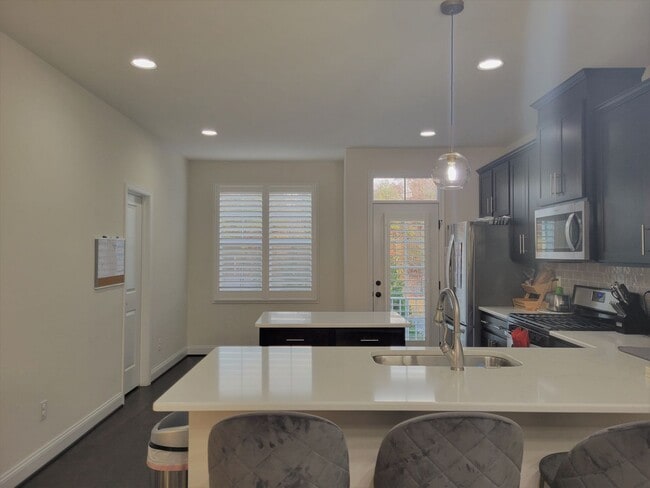 Building Photo - Stunning 4 bedroom 3.5 bath townhome locat...