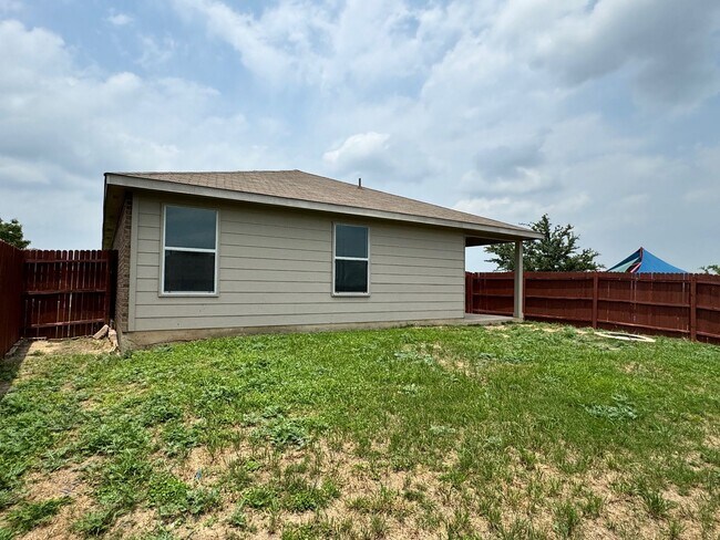 Building Photo - Beautifully 3 Bed, 2 Bath Renovated Home N...