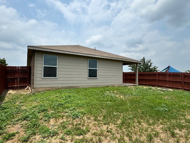 Building Photo - Beautifully 3 Bed, 2 Bath Renovated Home Near Austin – Spacious Layout & Community Perks