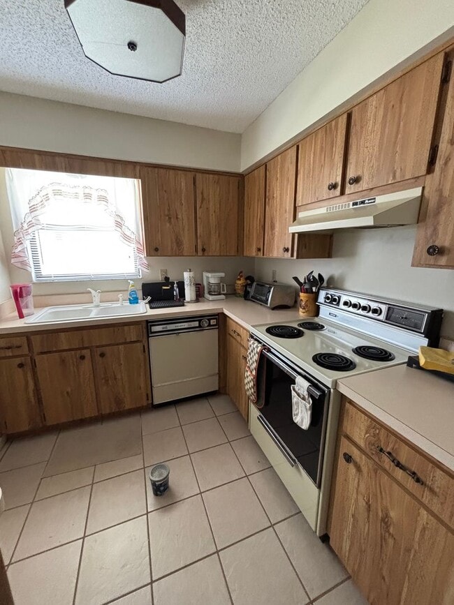 Building Photo - FURNISHED SUMMER RENTAL