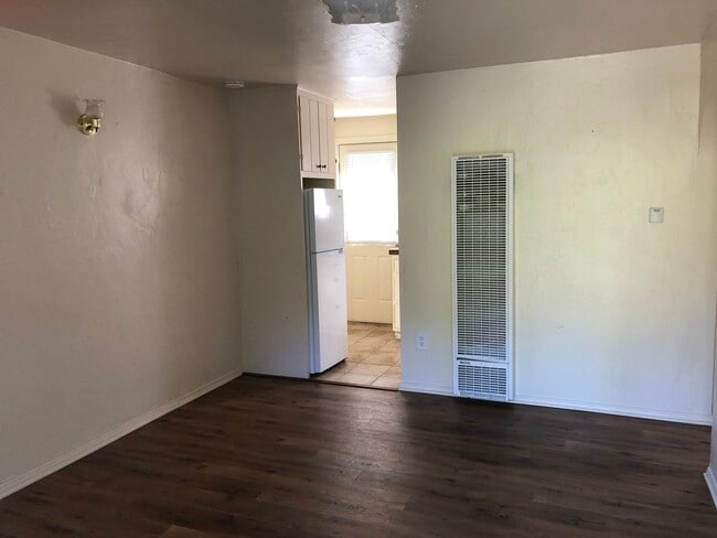 Building Photo - 208 Meadow Ln