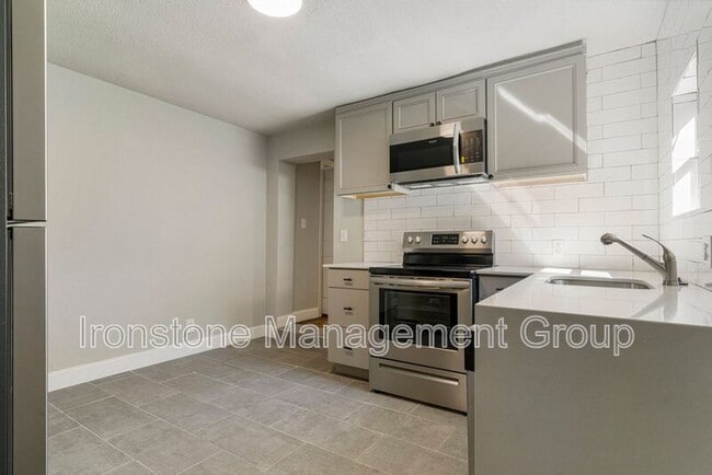 Building Photo - 2622 E 8th St