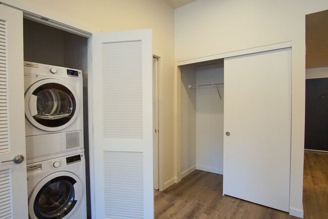 Building Photo - Top Floor John's Landing-Modern, Spacious ...