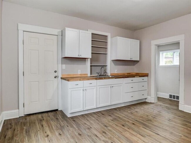 Building Photo - 2 bedroom House New Brighton