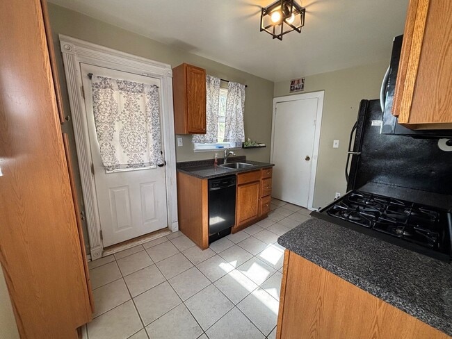 Building Photo - 3 Bedroom Home in South Park!