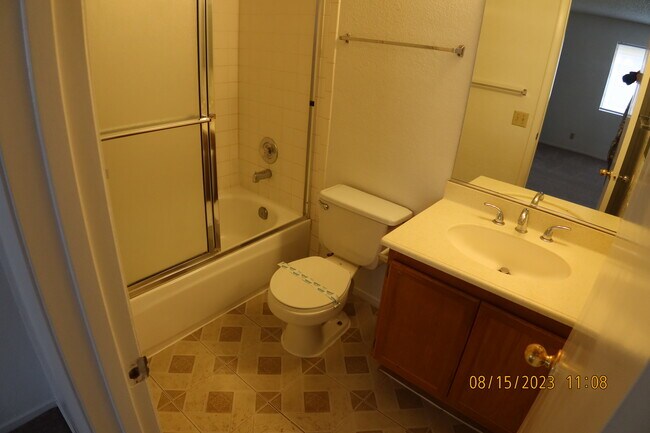 Building Photo - 921 Rockview Dr