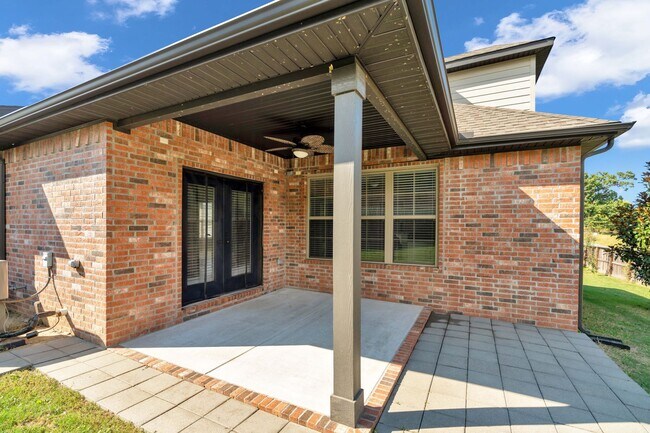 Building Photo - Very well maintained 4 Bed 3 Bath home in Great Location!