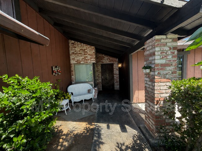 Building Photo - 930 Graywood Cir