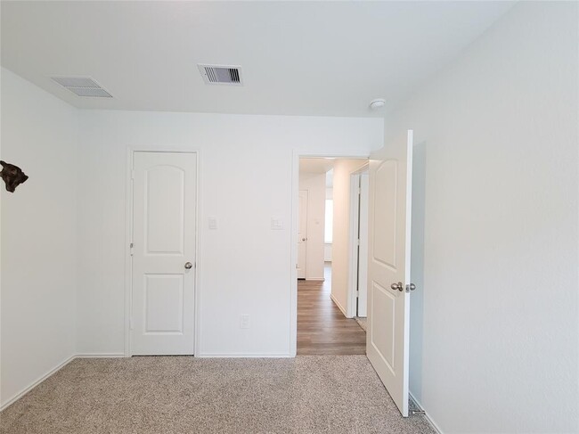 Building Photo - 5723 Sycamore Glen Dr