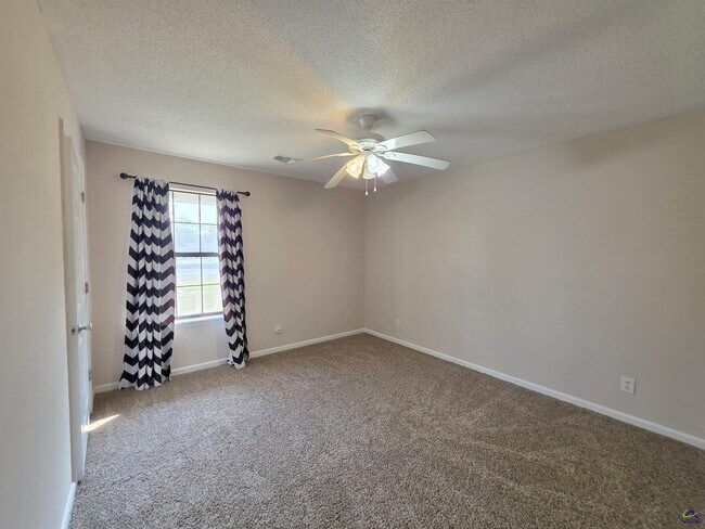 Building Photo - 501 Fieldstone Rd