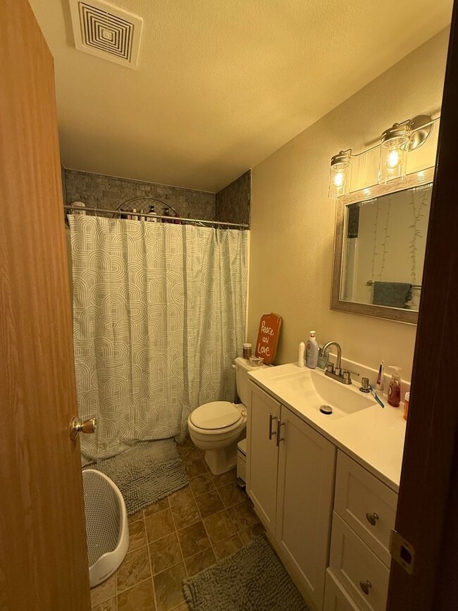 Building Photo - 2 bed 1 bath Duplex (corner lot)