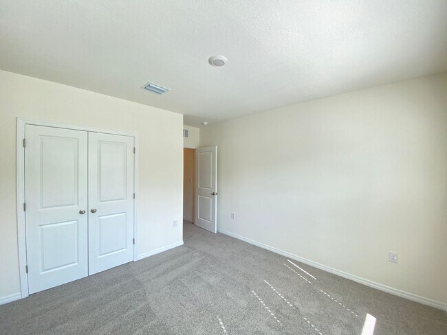 Building Photo - Desirable SE Ocala Subdivision - Lake Diamond-North - 4/3/2 *Available Soon* Won't Last!