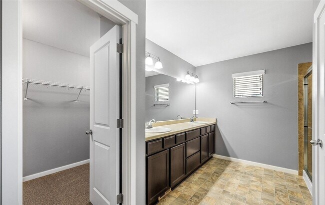 Building Photo - Updated 3 bedroom, 2.5 bath home in Tacoma!