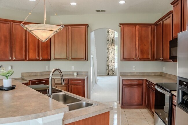 Building Photo - 1557 Amaryllis Cir