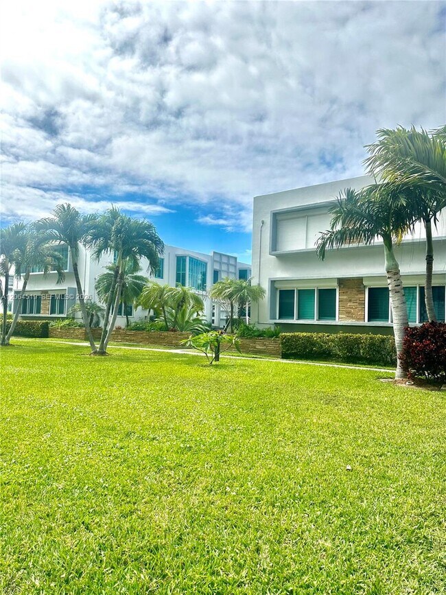 Building Photo - 10178 Collins Ave
