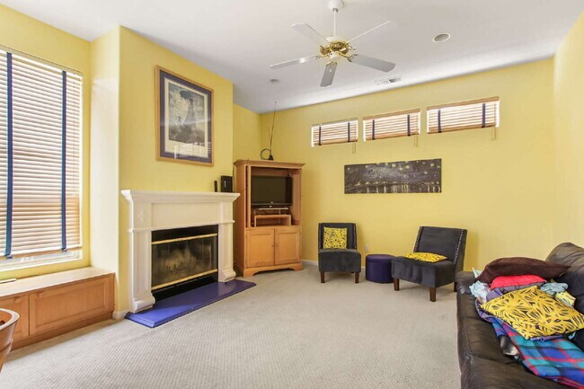 Building Photo - Short term room for rent