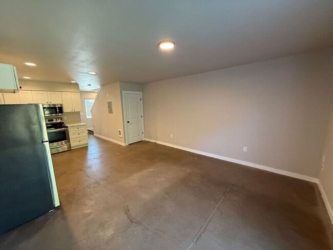 Building Photo - 2901 Waverly Dr SE