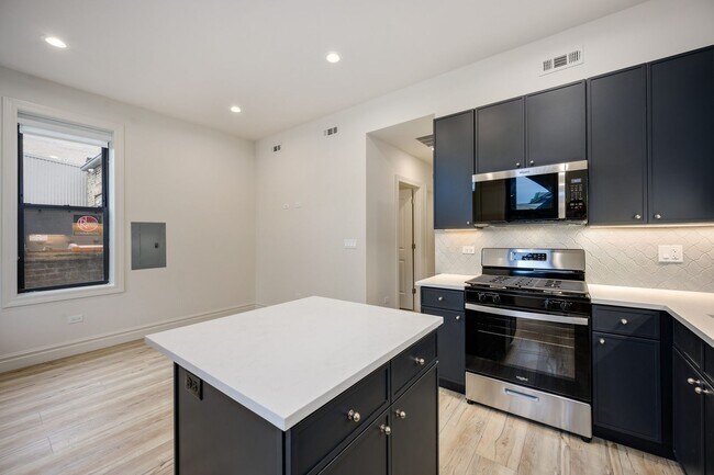 Building Photo - 1710 W Belmont Ave