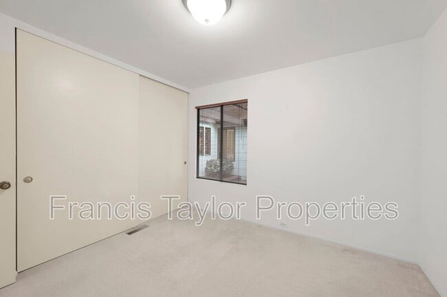 Building Photo - 2250 Vista Grande Dr