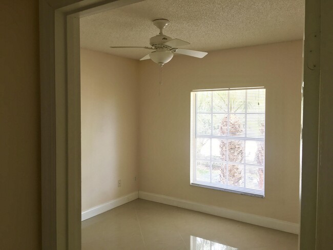 Building Photo - 5016 Lantana Rd