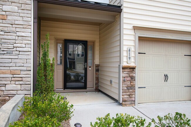 Building Photo - Modern Elegance in Brightleaf: 3-Bedroom Townhouse with Amenities Galore