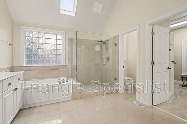 Building Photo - 6121 Carlyle Dr