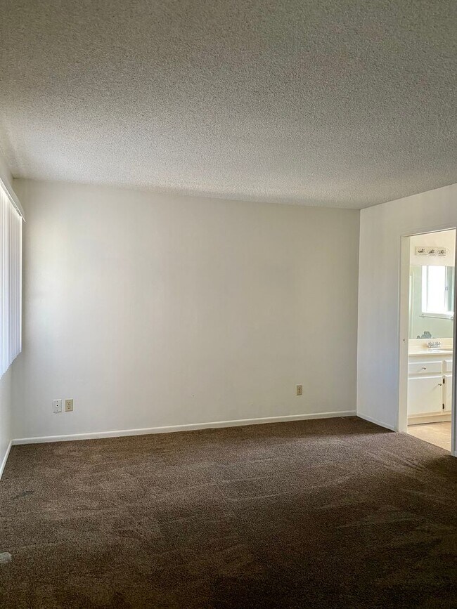 Building Photo - 694 Ironwood St