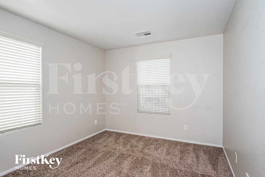 Building Photo - 121 Country River Ave