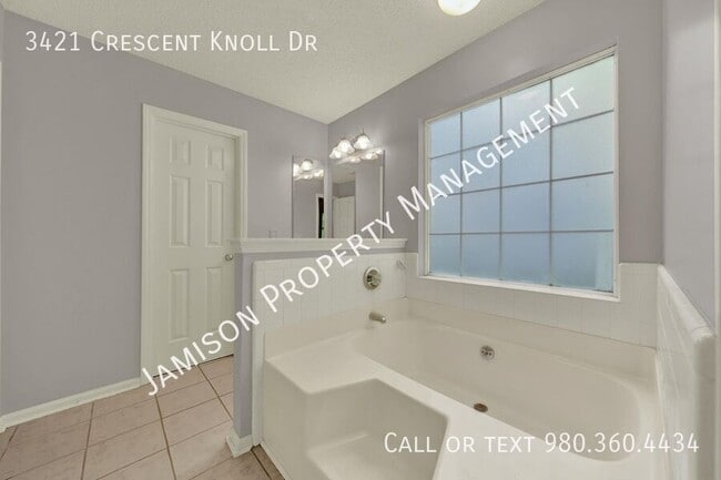 Building Photo - 3421 Crescent Knoll Dr