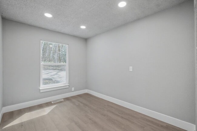 Building Photo - 332 S Birch St