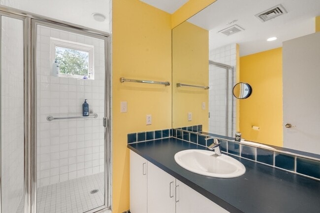 Building Photo - 225 Kenrick St