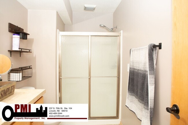 Building Photo - 4 Bedroom and 3 bathroom Fully Furnished