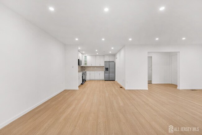 Building Photo - 29A Hillsborough Dr
