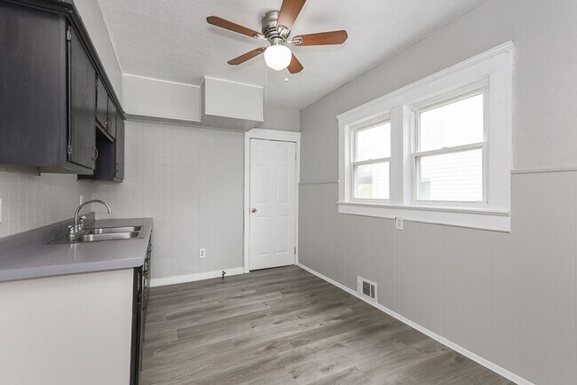 Building Photo - Spacious 3 bedroom/1 bath Single house! Ga...