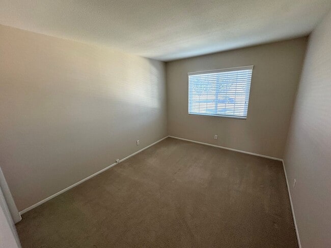 Building Photo - Townhome-Style 2BR/2.5BA + Loft | East Ventura (Beacon Court Community)