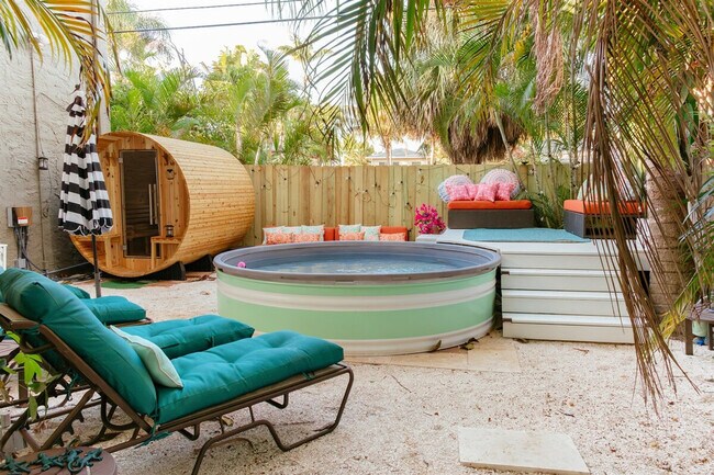 Building Photo - 519 28th St