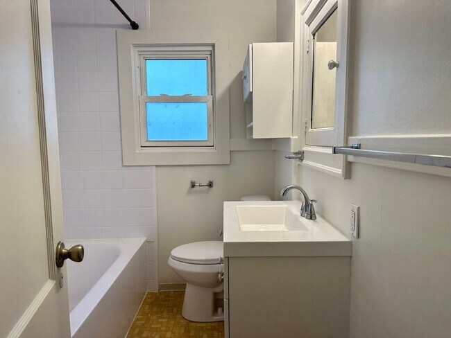 Building Photo - Maple Leaf 3 bedroom