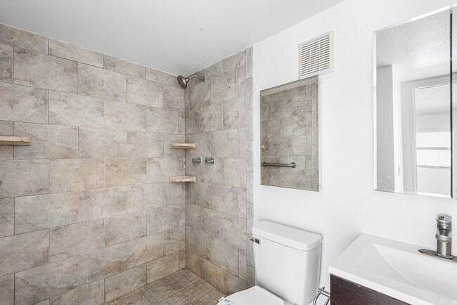 Building Photo - ST PETE APARTMENT FOR RENT!!