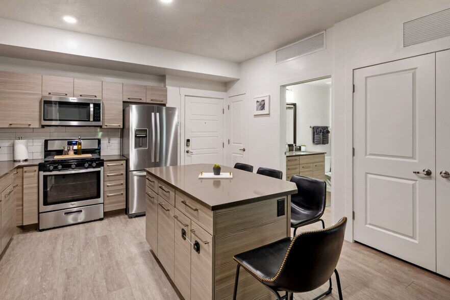 Building Photo - 380 S 400 E