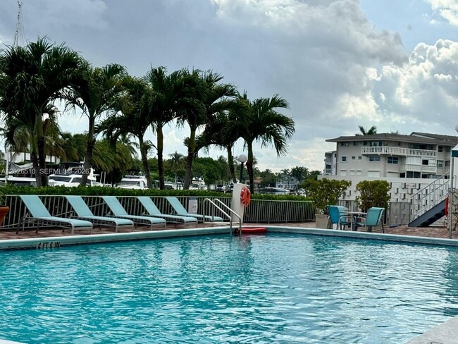 Building Photo - 401 Golden Isles Dr