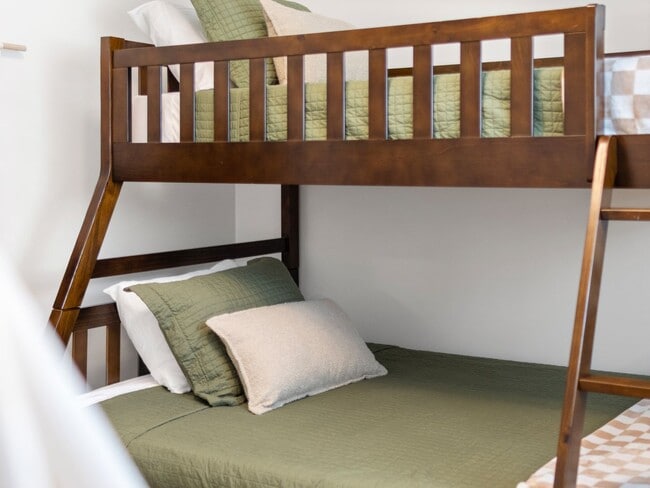 Building Photo - Spacious 4-Bedroom Pet-Friendly Home in North Spokane