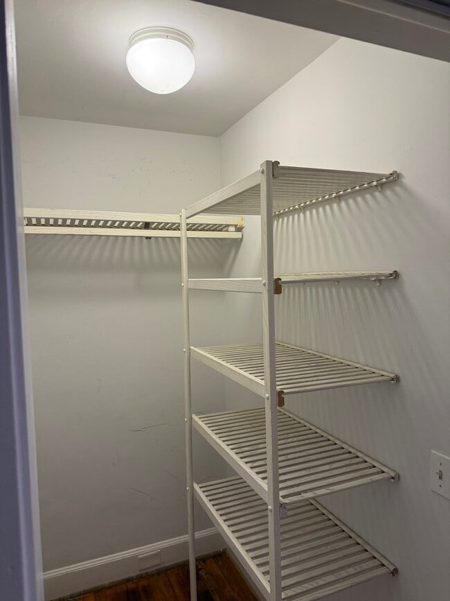 Building Photo - 913 Bryan Ave