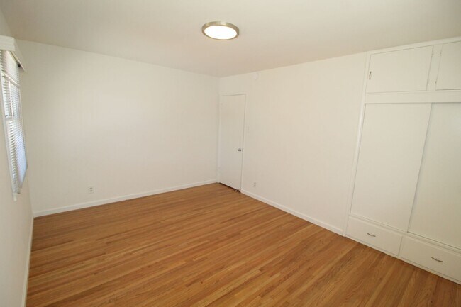 Building Photo - 86-90joanne