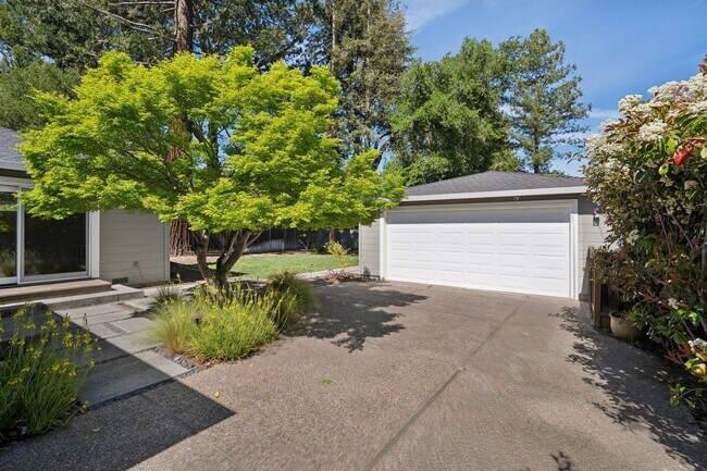 Building Photo - Spacious 3 bed 2 bath Home with Detached 1 bed 1 bath ADU in Los Altos!