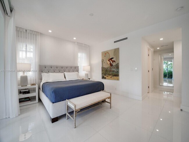 Building Photo - 19117 Fisher Island Dr