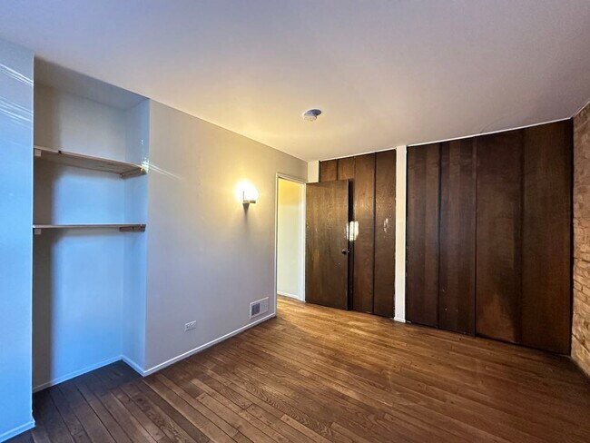 Building Photo - 605 W Surf St