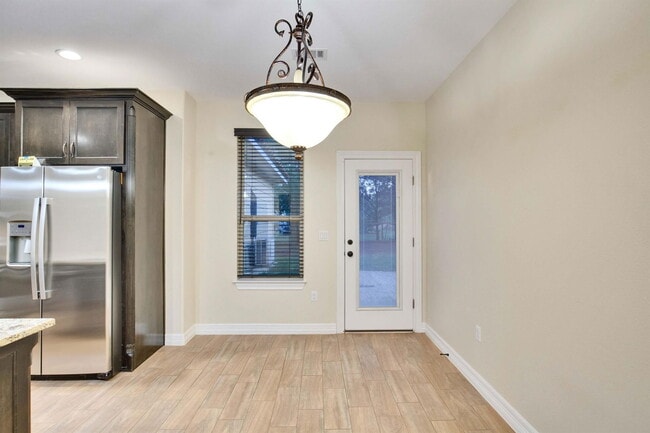 Building Photo - 118 N Buckhorn Dr