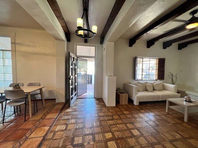 Building Photo - Historic Barrio Home Downtown Tucson