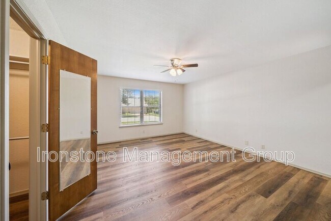 Building Photo - 8405 S Kalanchoe Ave